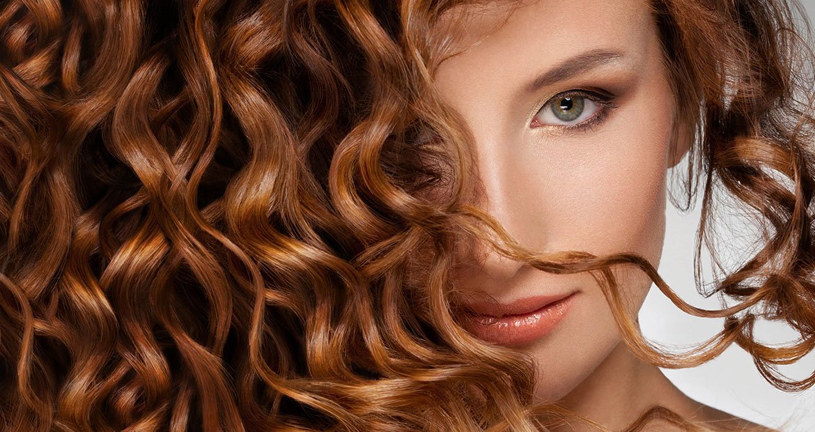 Modelo Com Cabelos Volumosos E Castanhos